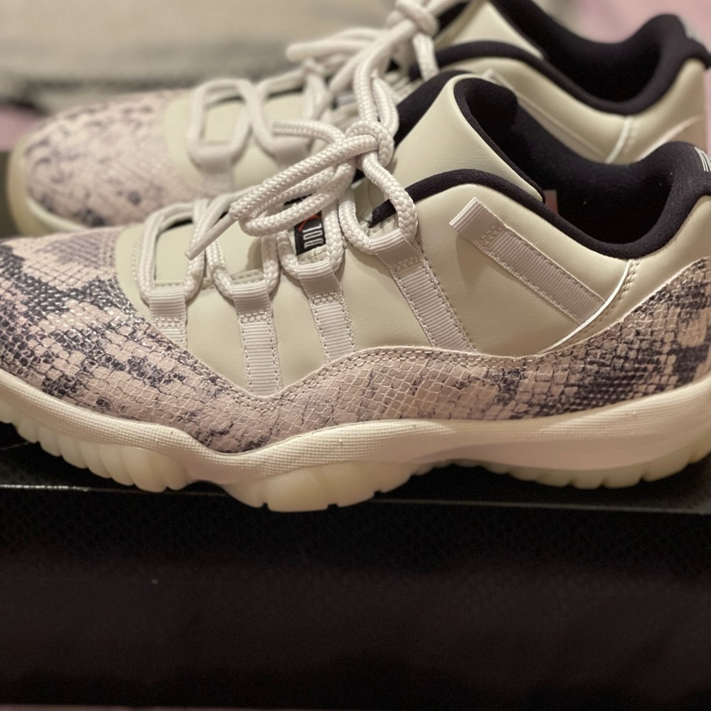 Air Jordan 11 retro low LE- mens size. Color- light bone/ university rouge